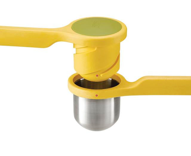 Presse-agrumes en acier inoxydable et nylon sans BPA Helix | JOSEPH JOSEPH